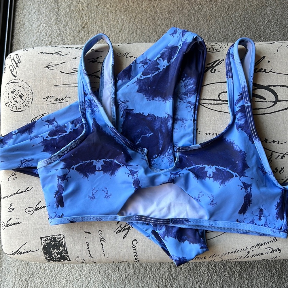 2 piece swim suit. New w/o tags. x/l